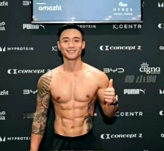 阿Sa蔡卓妍小男友林俊贤是个肌肉男，他33岁，五官端正，脸型棱角分明，胸肌发达，