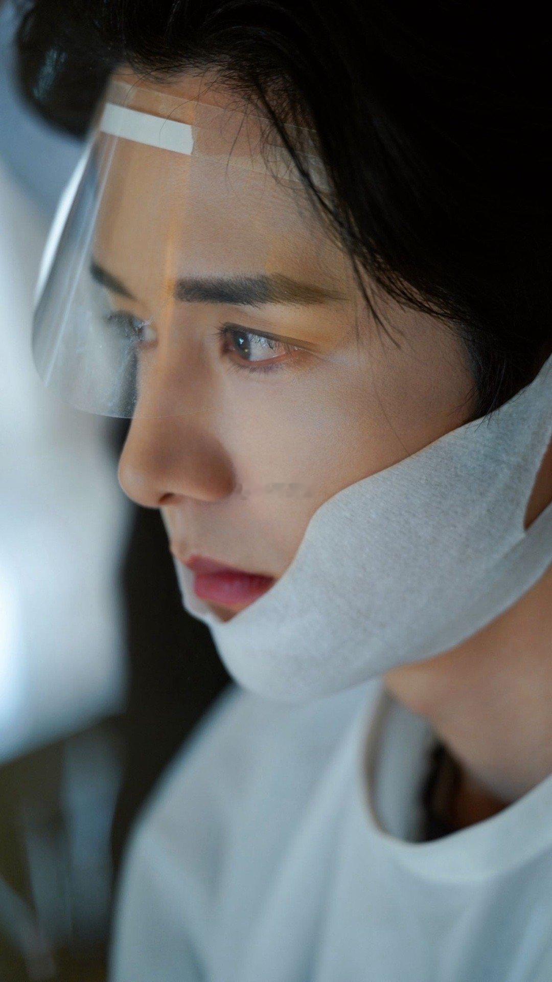 张新成飞驰人生3路演实时健身 三亚路演现场，张新成用几秒钟证明了一件事：他不光脸