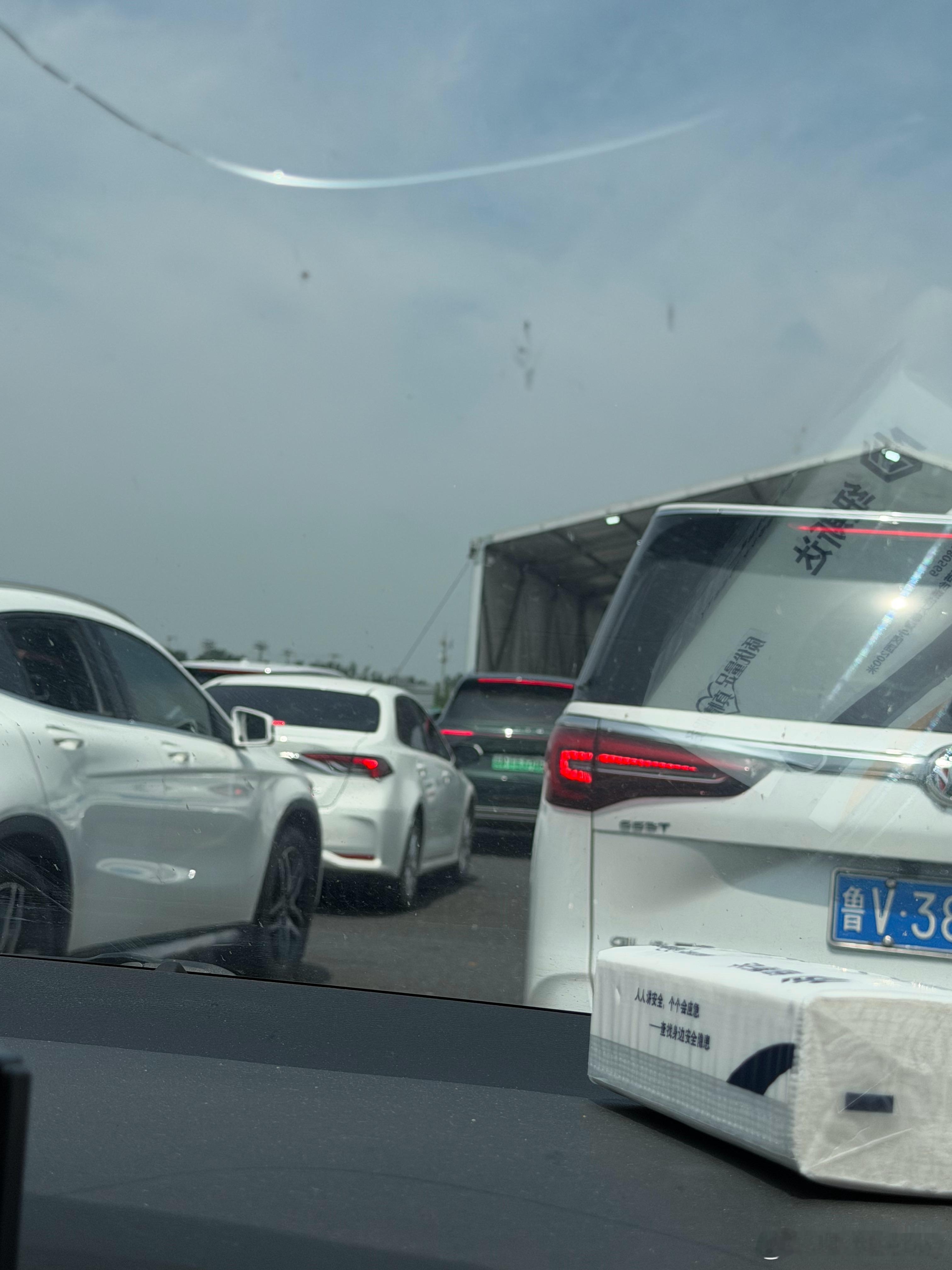 过个检查站过了小 1 小时，不知道航班能不能赶上