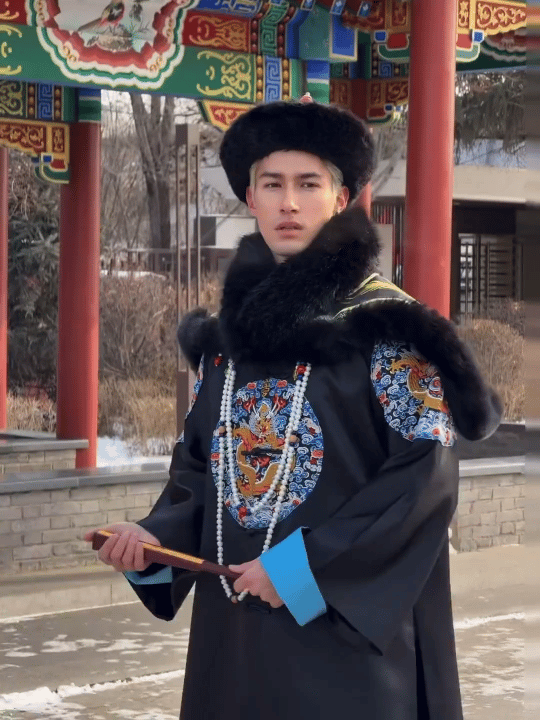 米卡父子东北游vlog 沈阳胡同里寻老味道，米卡踮脚看糖画制作，爸爸买了生肖龙，