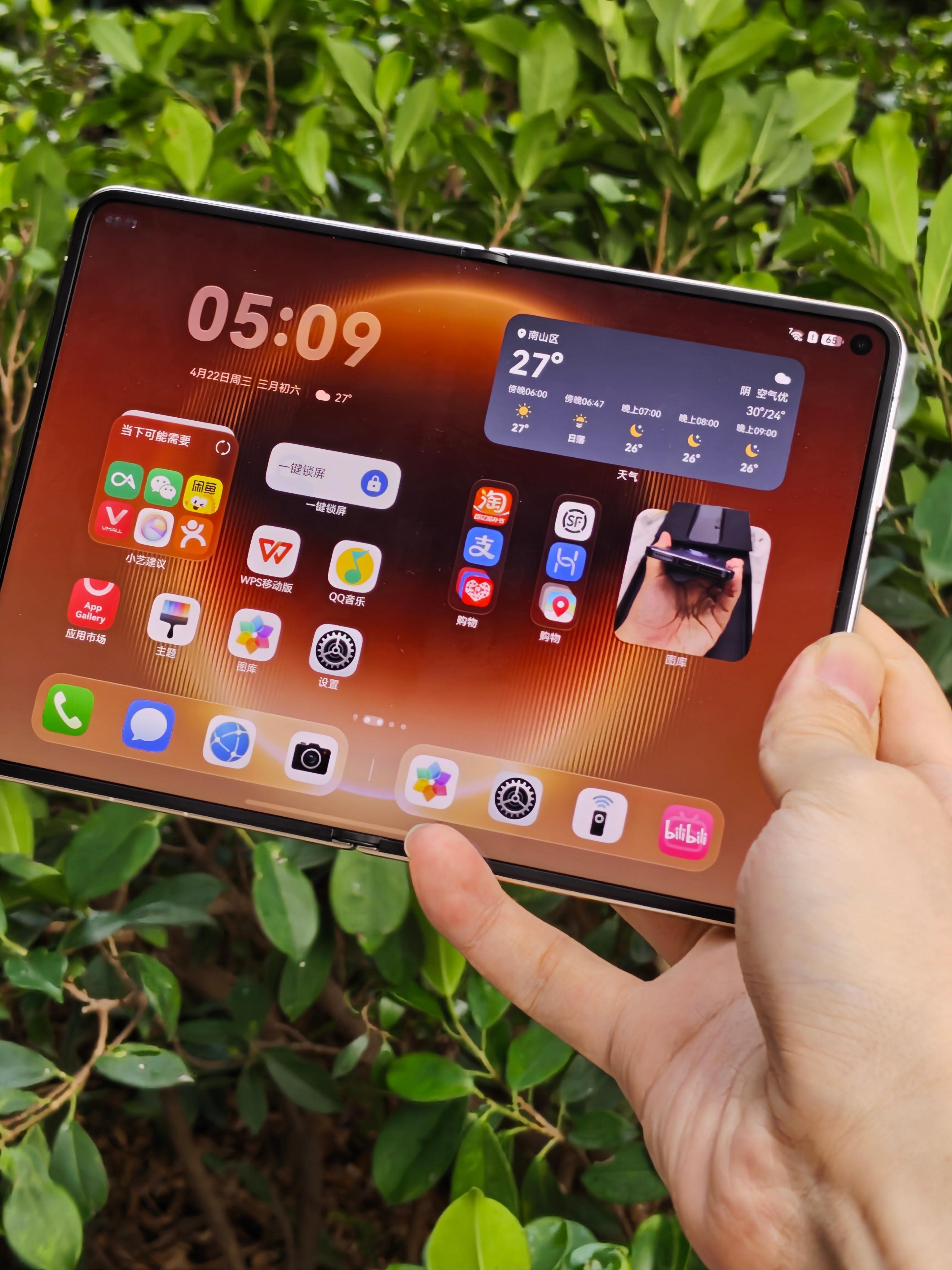 1万买华为折叠还是iPhone 趁还早，拿朋友的华为 Pura X Max 摸了