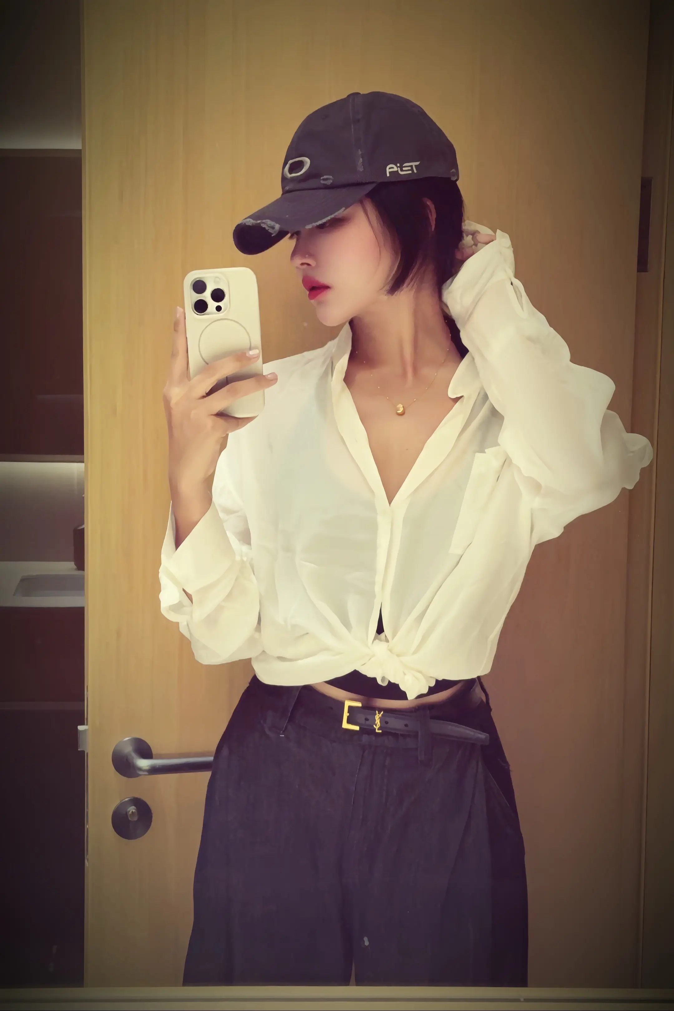 我以为至少我们之间是不一样的 后来我幡然醒悟 你对我而言是沙漠里的一片...