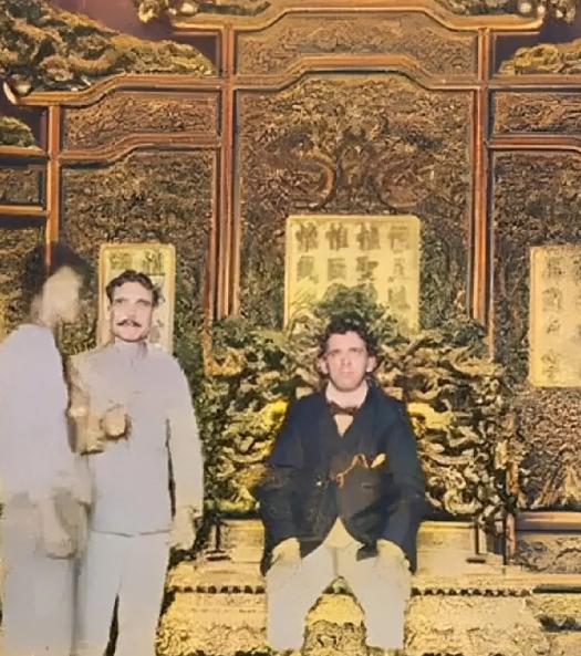 八国联军侵华时，八国联军统帅瓦德西坐上了龙椅，当时的他执意要坐，诡异的是，四年后