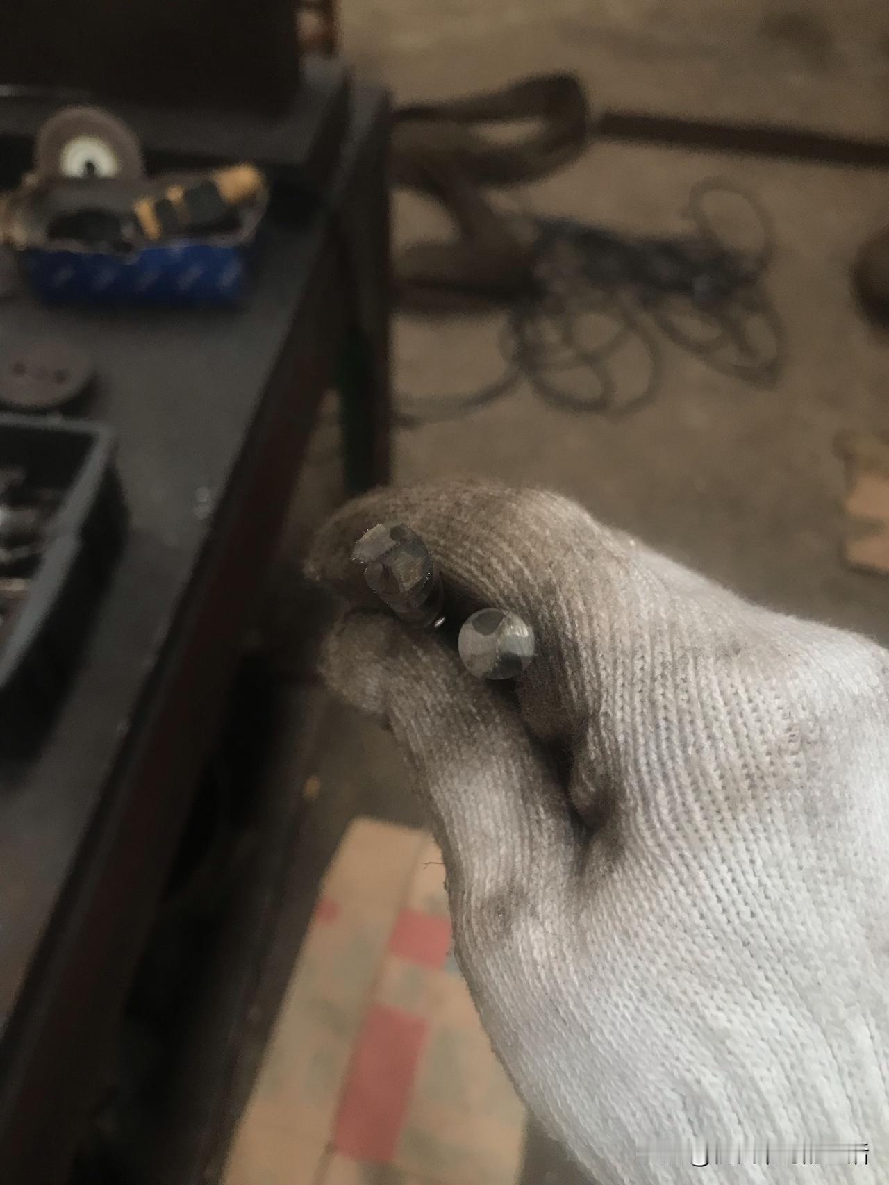 发现这厂里的某些大师傅都是半桶水不到，但偏偏得到老板的欢心，以前我们找工作都要面