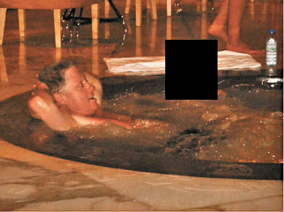 克林顿称不认识在同一按摩浴缸女子嫖娼卖淫的，一般男的都不认识女的，所以，克林顿承