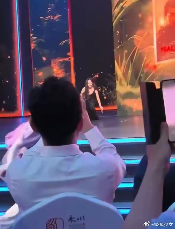 杨幂踩到裙子摔倒杨幂一袭单肩高定黑色长裙亮相，优雅大气，却在行走时不慎踩到裙摆，