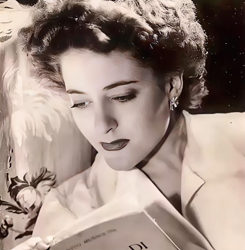 1945年，墨索里尼的情妇被处决后倒吊在广场上，短裙垂下来，整个人一览无遗。围观