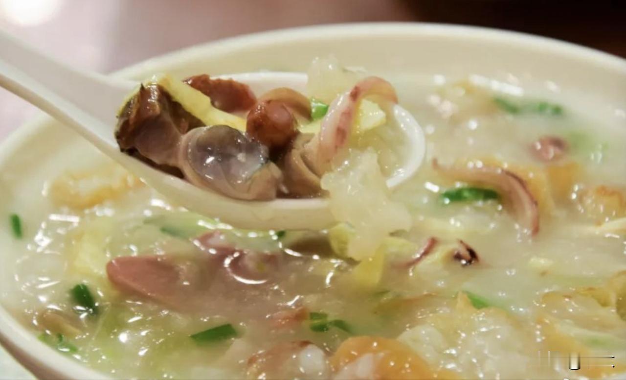 【广东的粥】

广东的粥以老母鸡、猪骨、干贝、腐竹等熬成底粥。再用鱼、虾、蟹、蛙