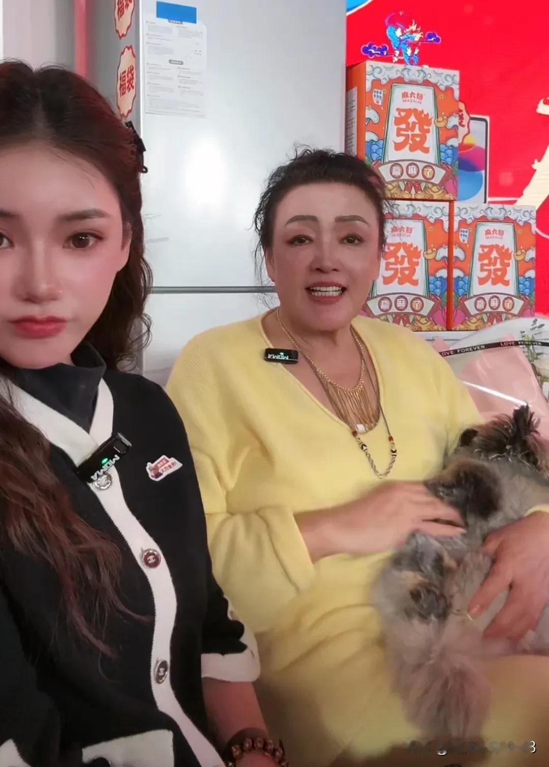 马筱梅汪小菲都在直播间里，在直播间里热闹非凡！现在马筱梅也全身心的融入到了汪小菲