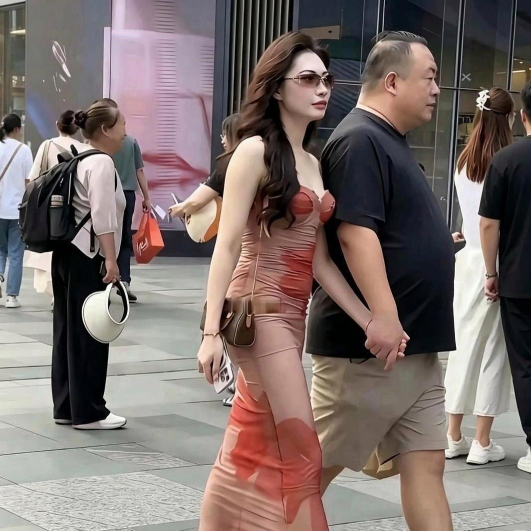 逛街偶遇一幕，路人纷纷回头观望！

女生精致亮眼，穿搭气质出众，身旁男士外形看着
