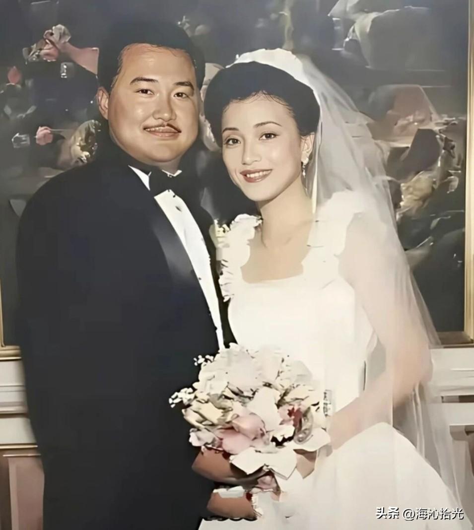 这张婚纱照拍摄于1995年，照片上的两个人是杨澜和丈夫吴征。

杨澜是家喻户晓的