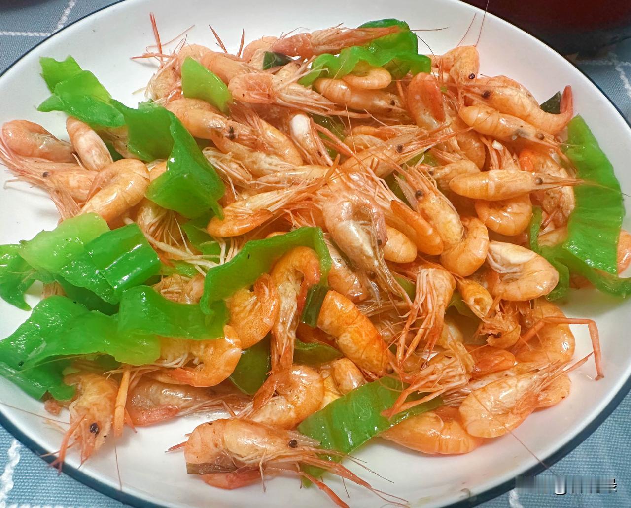 一家三口日常饮食，第一道爆炒河虾，第二道四季豆烧土豆，第三道肉骨茶。

量把控得