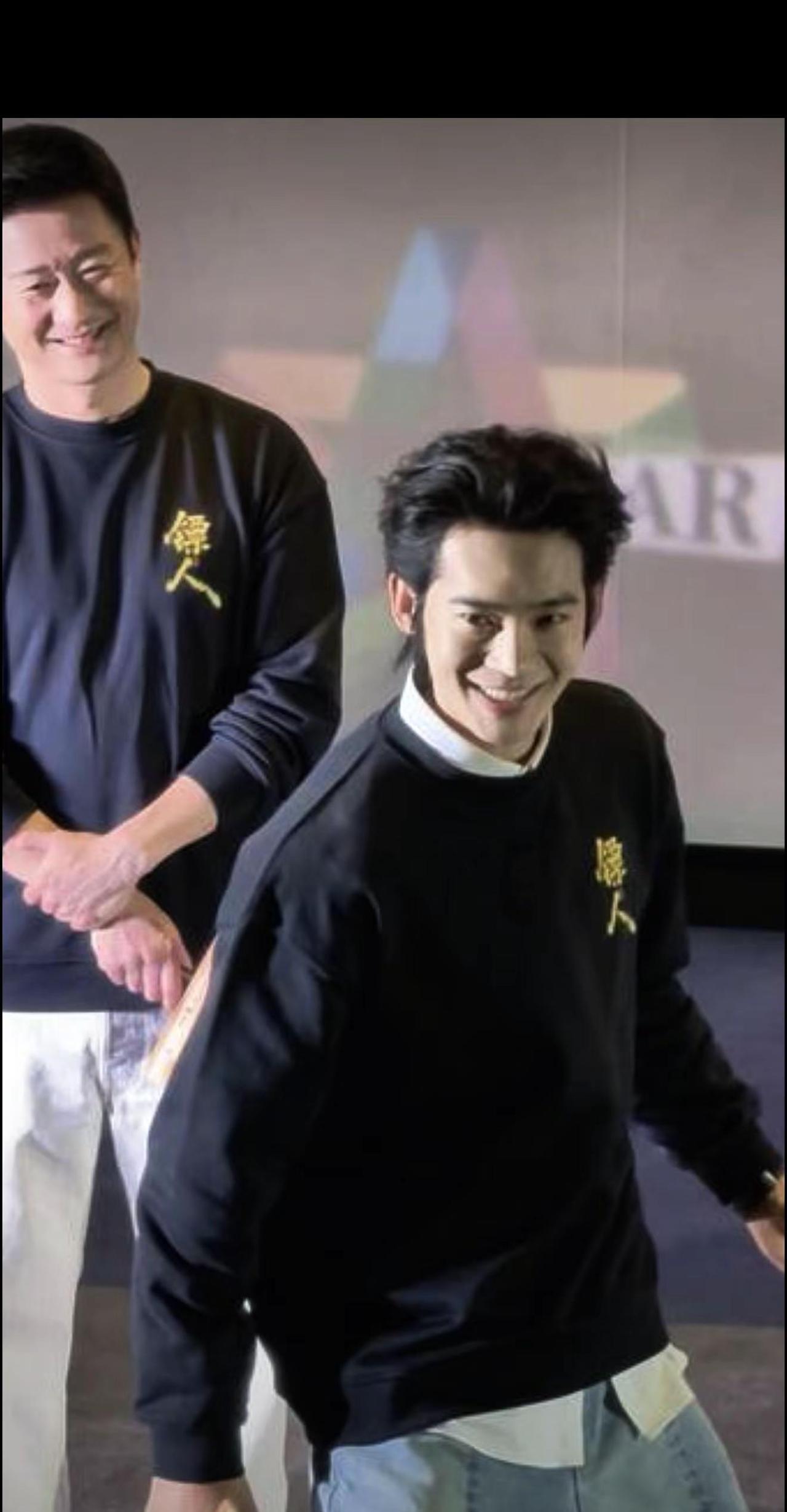 吴京看于适那眼神，根本不是前辈看后辈。
那是老狼在狼崽子身上闻到了自己年轻时的血