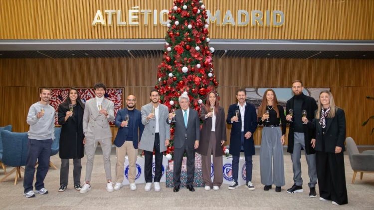 马竞晒圣诞合照：男女足主教练和队长与俱乐部主席塞雷佐出镜