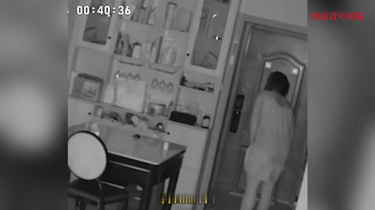 太吓人了！四川德阳，午夜12点半，一位独居女子正在安睡，忽然听到连续不断的敲门声
