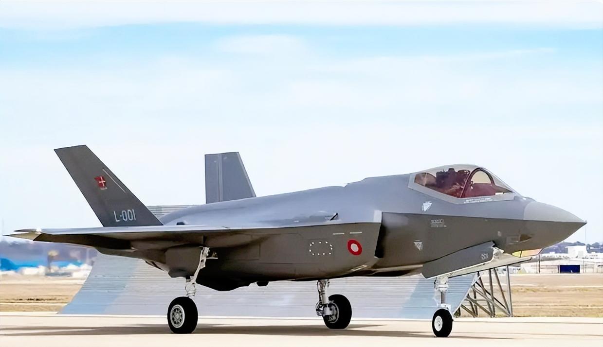 兔子急了也咬人，北极藏着能隐身大杀器竟然是丹麦买的F-35战机，这国家人口还没咱