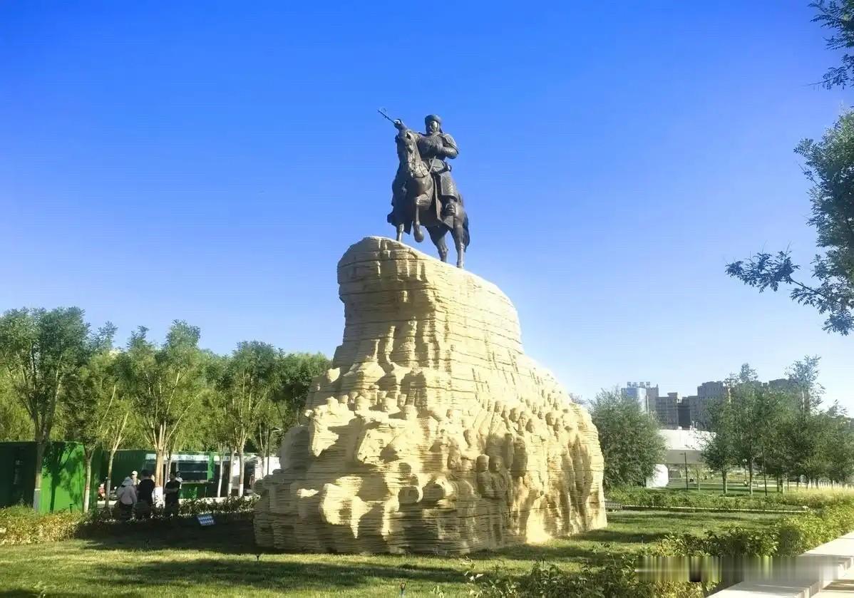 一个新的地标建筑在新疆哈密市建成，左宗棠雕塑，笔者认为此举是正本清源，尊重史实的