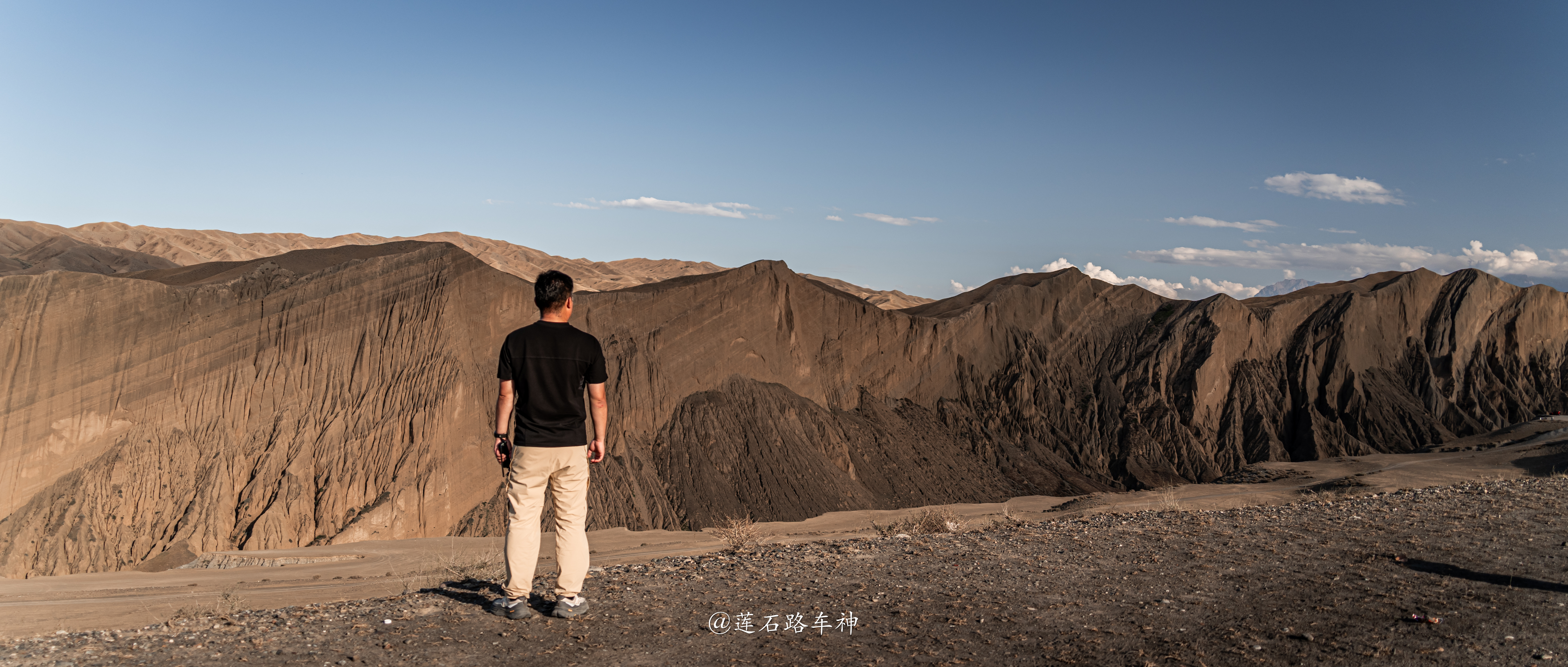 旅行路上难得给我拍张照片，我跟你说我在新疆这些天绝对是吃胖了 乌鲁木齐