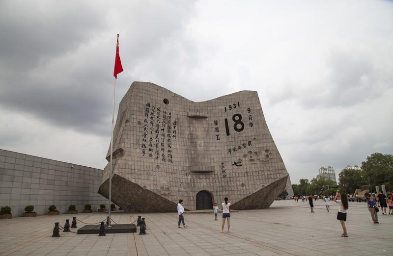 为什么要牢记抗日战争？答案太明显了。“九·一八事变”是侵华开端，此后淞沪会战、南