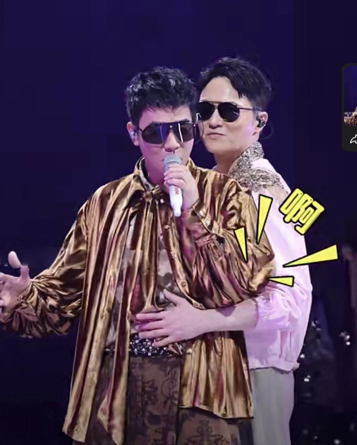 在陈小春的演唱会上，演唱嘉宾张智霖和陈小春俩人在互动之间体态妖娆，看得人头皮发麻