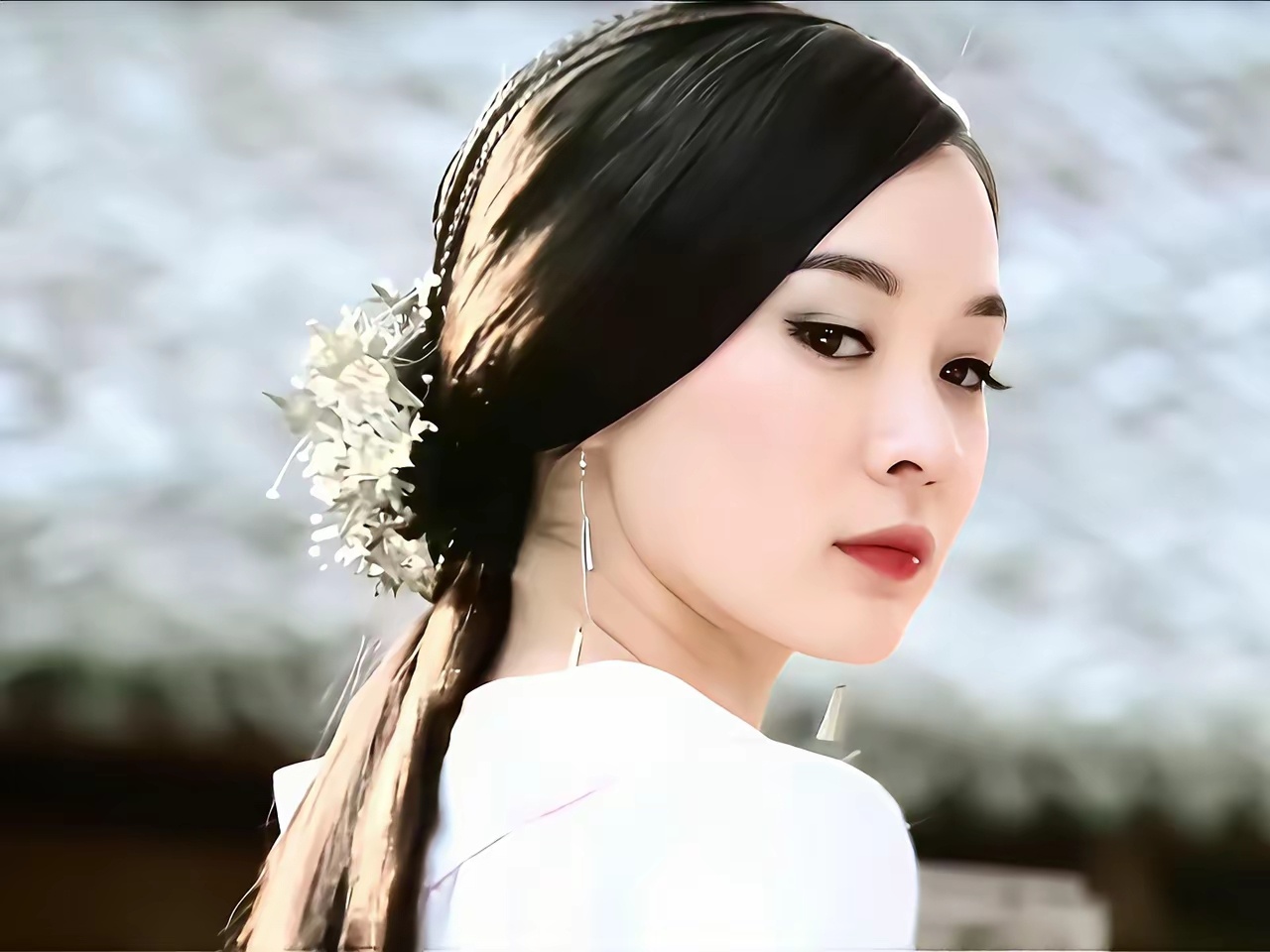 她演绎的苏妲己，媚态入骨堪称绝色。 