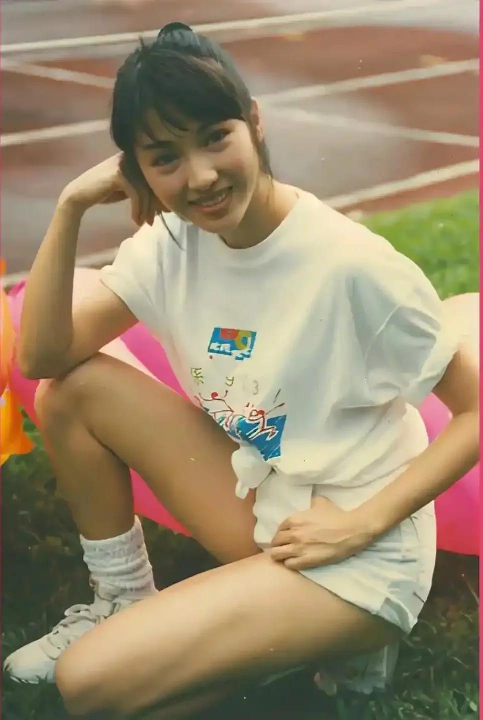 20岁的黎姿，30岁的黎姿，50岁的黎姿，果然女人的颜值巅峰是30岁[泣不成声]