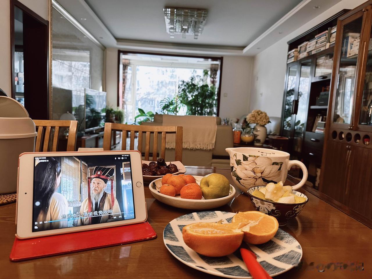 家务
作者：门田
每天午后，才能坐下来吃点水果，喝点茶。
因为我的早晨是从中午开