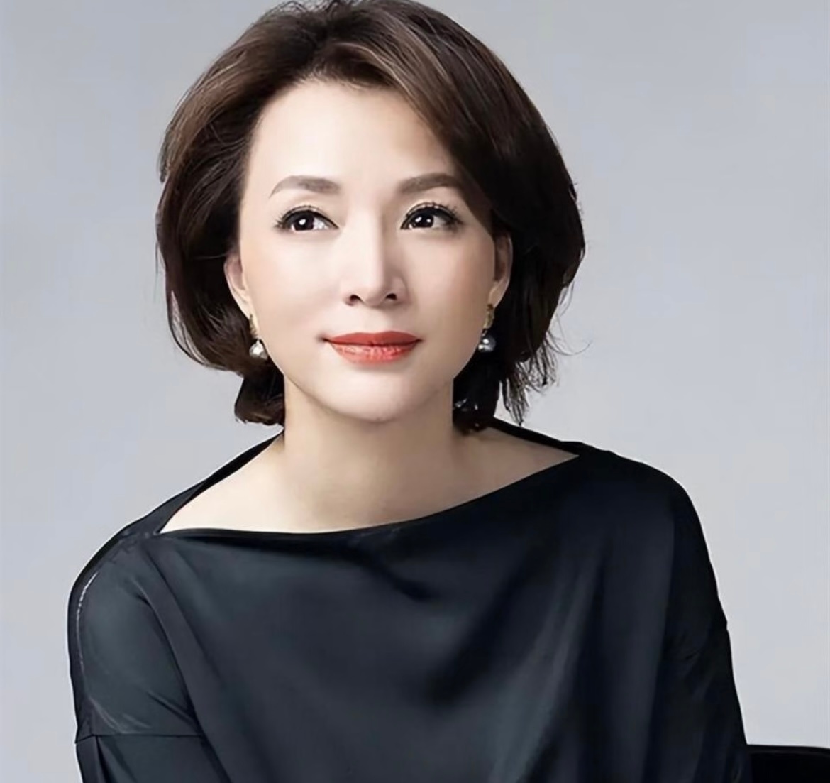 董卿母亲癌症去世一直很喜欢董卿，原来她淡出荧幕是因为妈妈查出癌症于是选择回归家庭