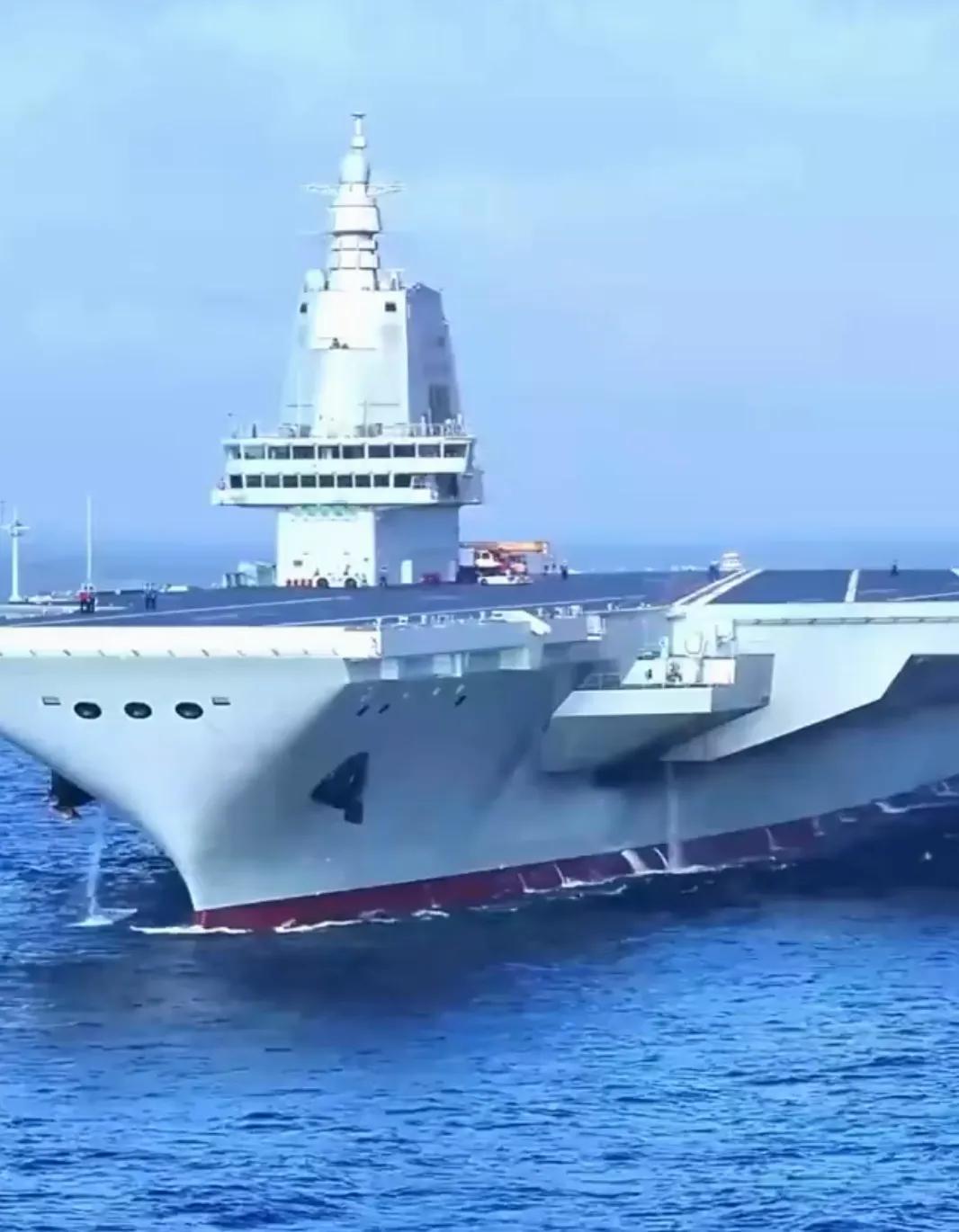 随着“福建舰”的入列，海军正式进入三航母时代。大家有没有发现，三艘航母并不是平均