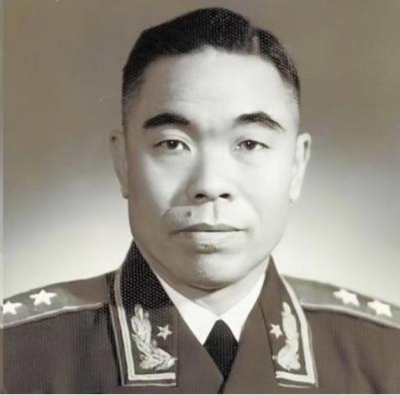 1955年，授衔仪式结束后，曾泽生流着泪说道：“感谢彭老总，是他让我赢得了中将的