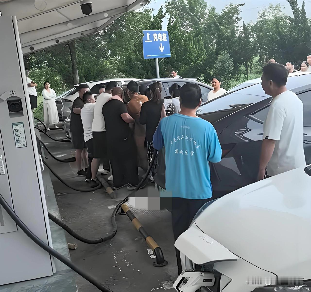 五一假期收官，5月6日零时高速公路免费通行结束。一位长沙车主因充电耽误20分钟，