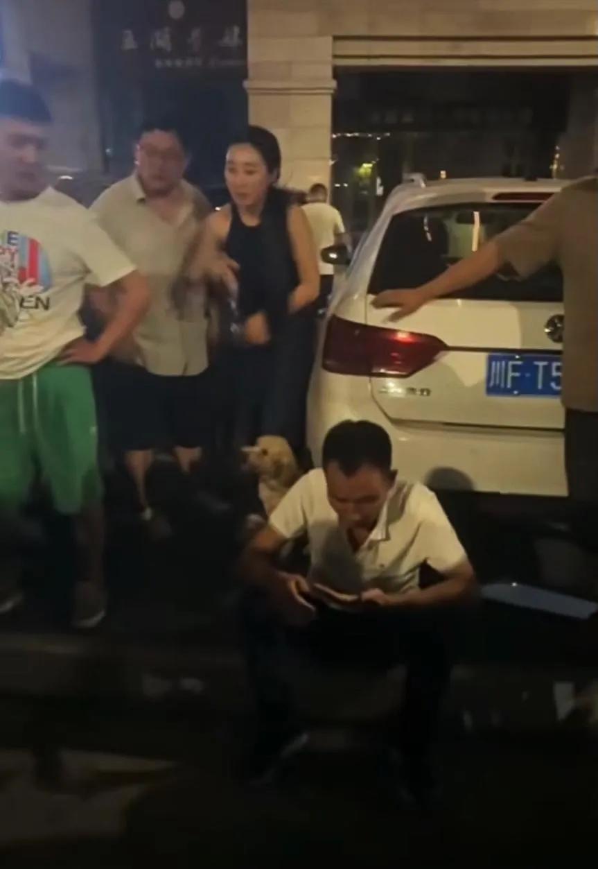实在是太可恶，
犯罪的魔爪竟然伸向了12岁女孩的身上
近日在四川的眉山，疑似男子