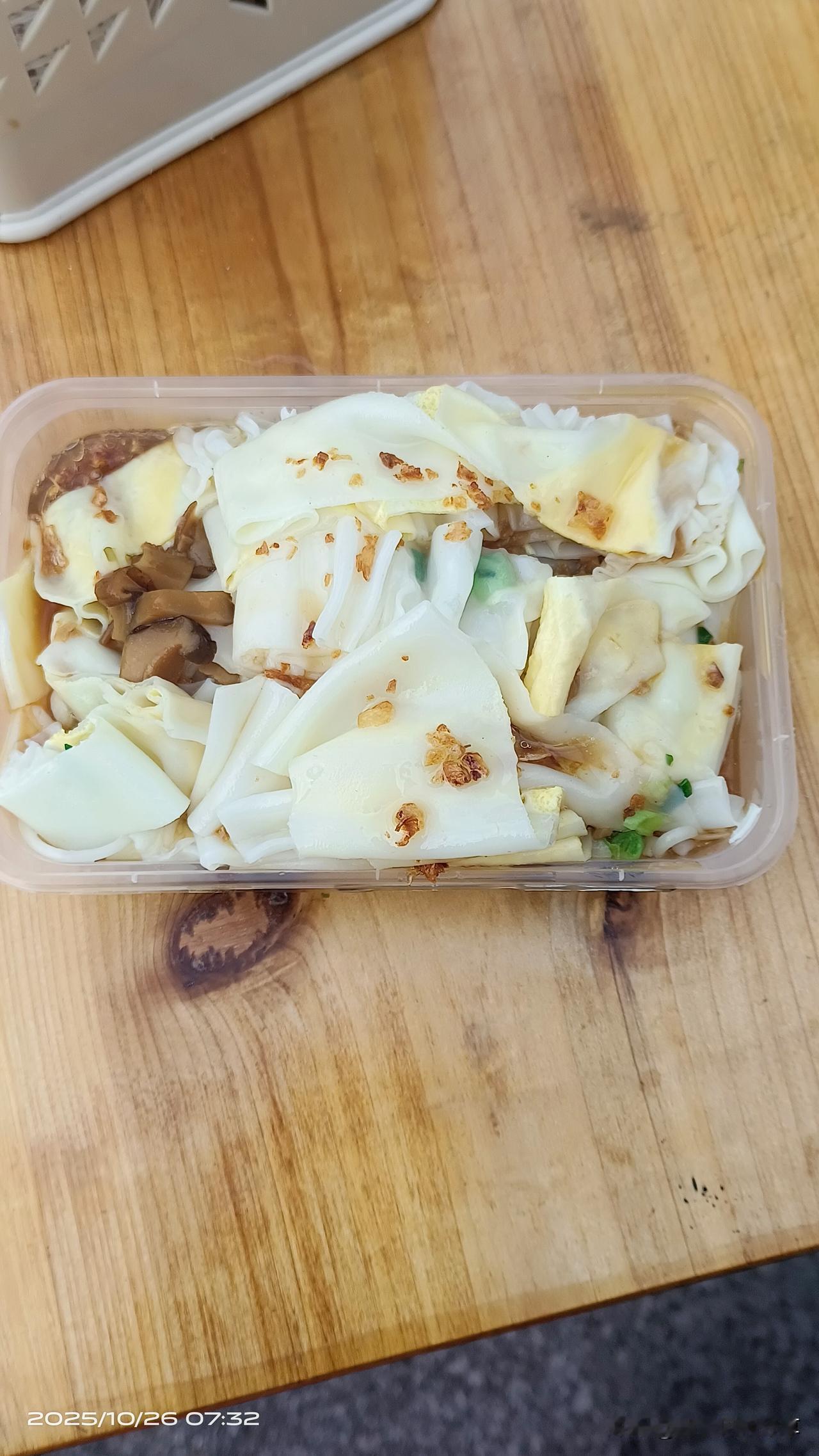 今天周末，还是按照平时上班的时间起床，今天早上来吃一份肠粉，知识城的这个靓仔做的