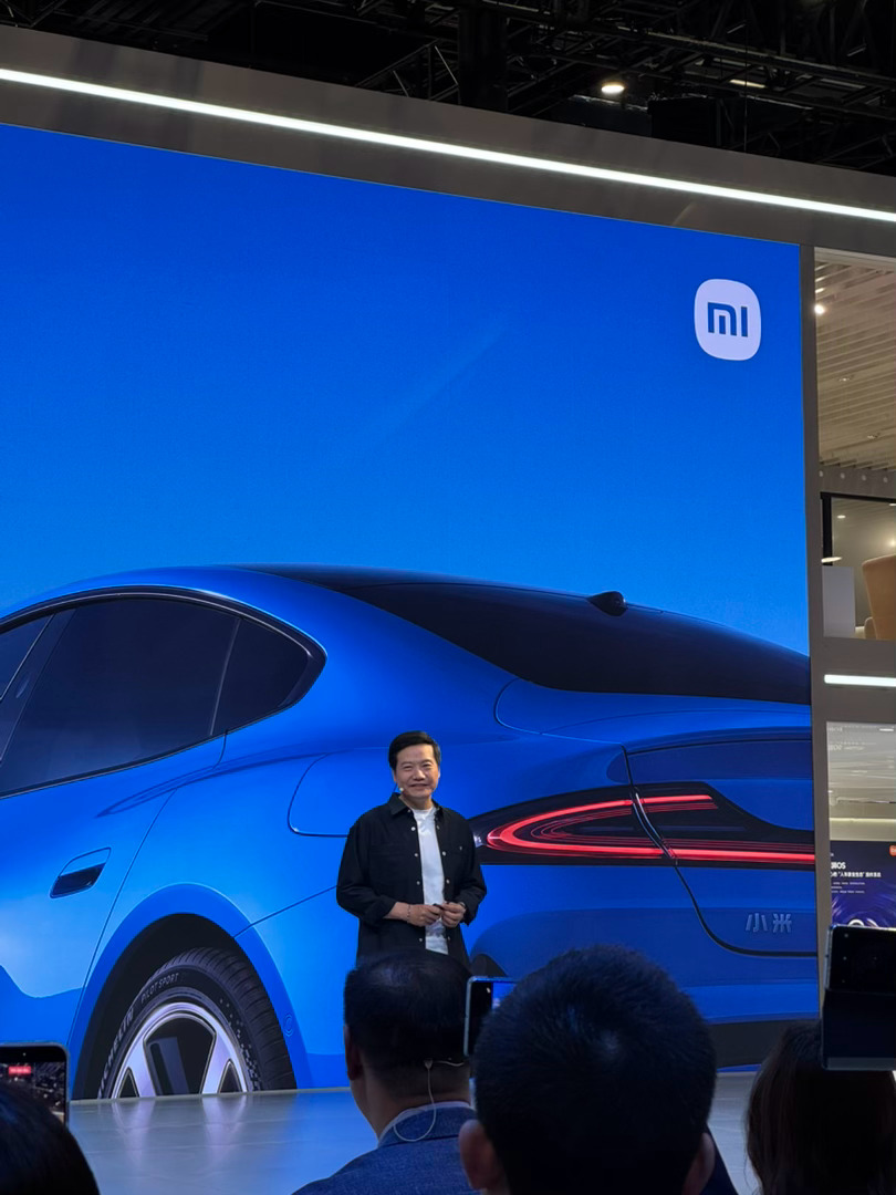 9点一到，没有主持人，雷军马上上台。新SU7已经锁单6万台，交付2.6万台。小米