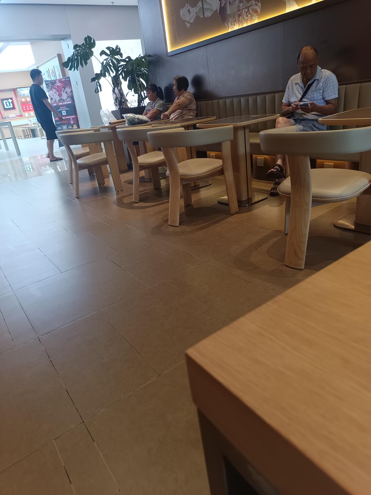 我在霸奶茶店
发现一个很严重的问题
俺不知道怎么说才好



不敢相信你一大早就