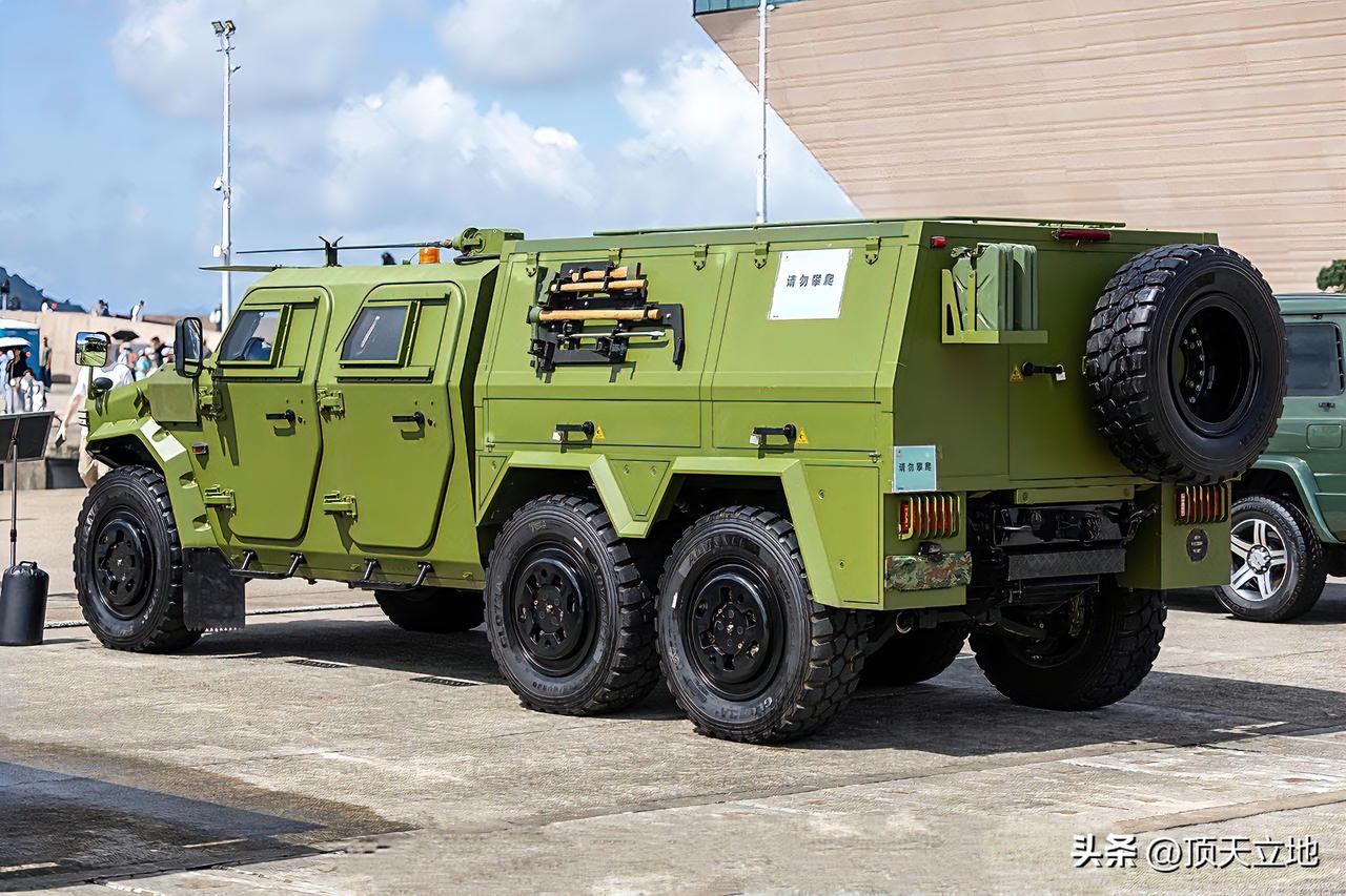 军迷社区——猛士装甲车
这是三代猛士CTL181 6×6轻型装甲车，应该是装甲抢
