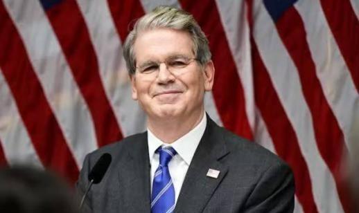 狐狸尾巴总算露出来了！一个制裁伊朗数十年的国家，忽然主动给伊朗“放行”；一个推动
