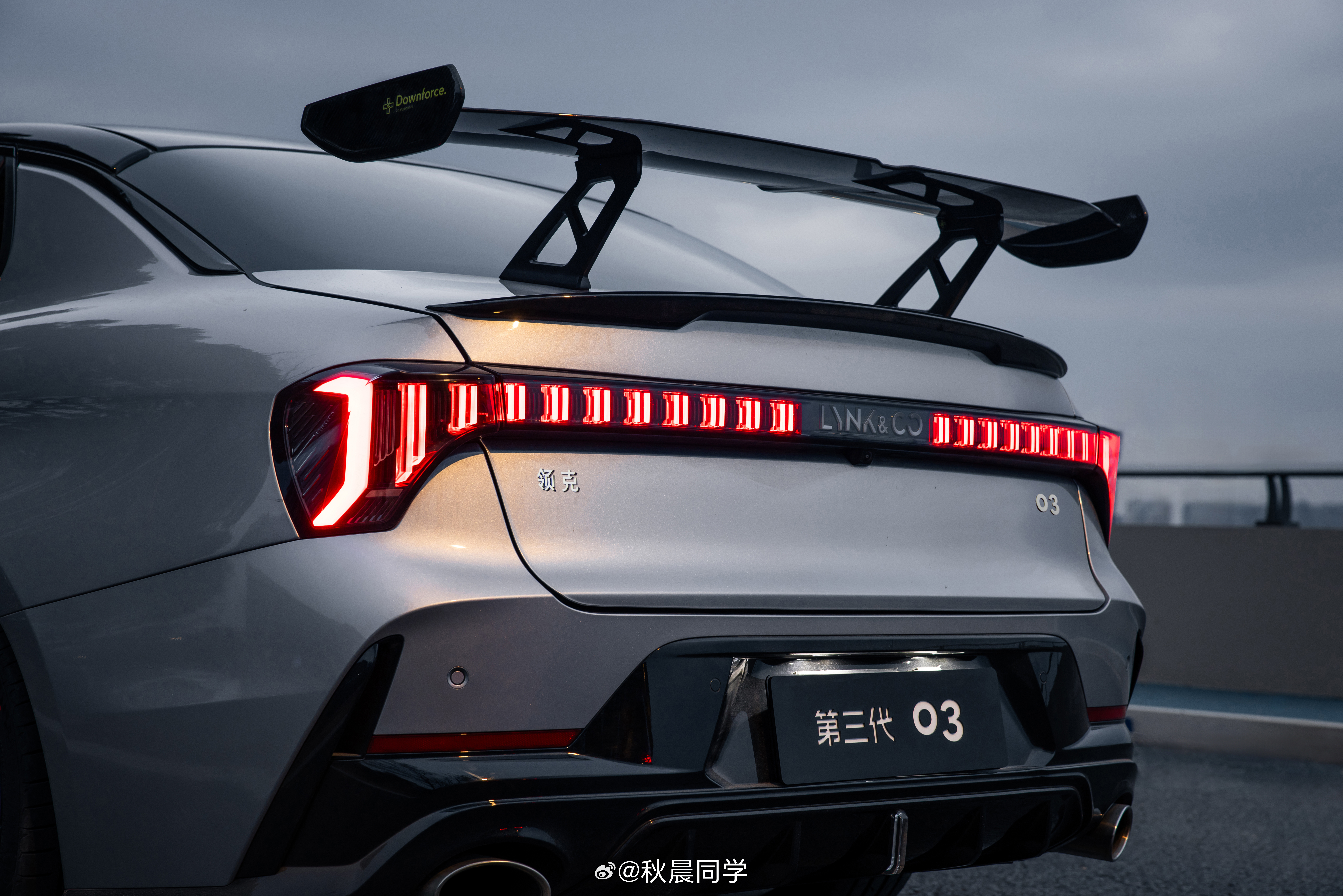 领克03大尾翼上市，售价15.98万元你就看这大尾翼帅就完事了碳纤维的，0°/8