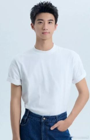 黄景瑜也开始闷声干大事了，不声不响的签约了一个新人包洪瑜 ​​​
