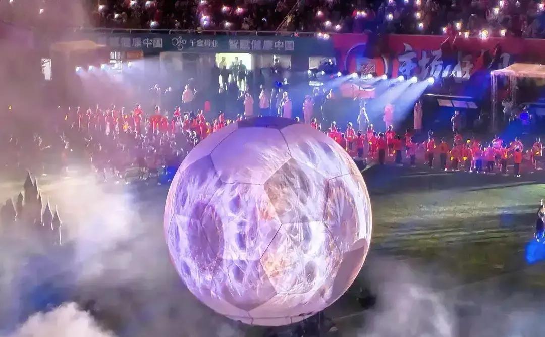 输球后，他们却在更衣室开香槟庆祝。
 
你猜怎么着？省里考核，他们拿了接近满分。