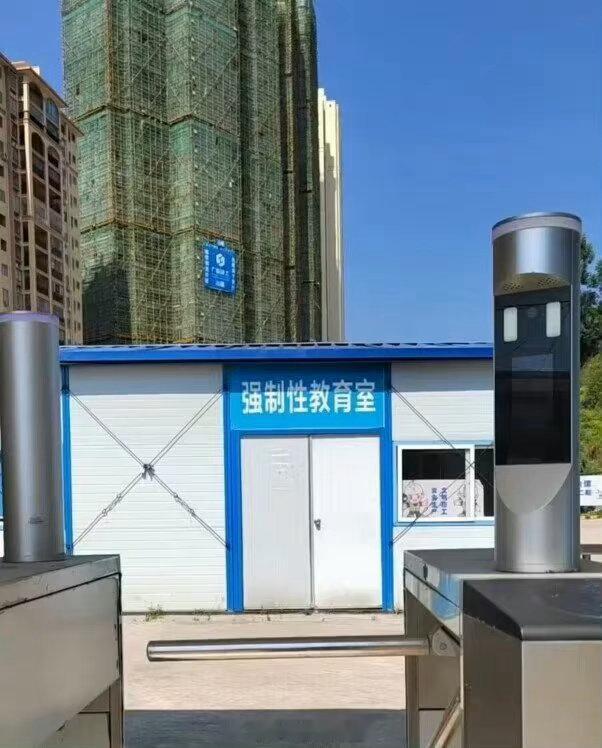 懷疑產品剛從這間教室出來 