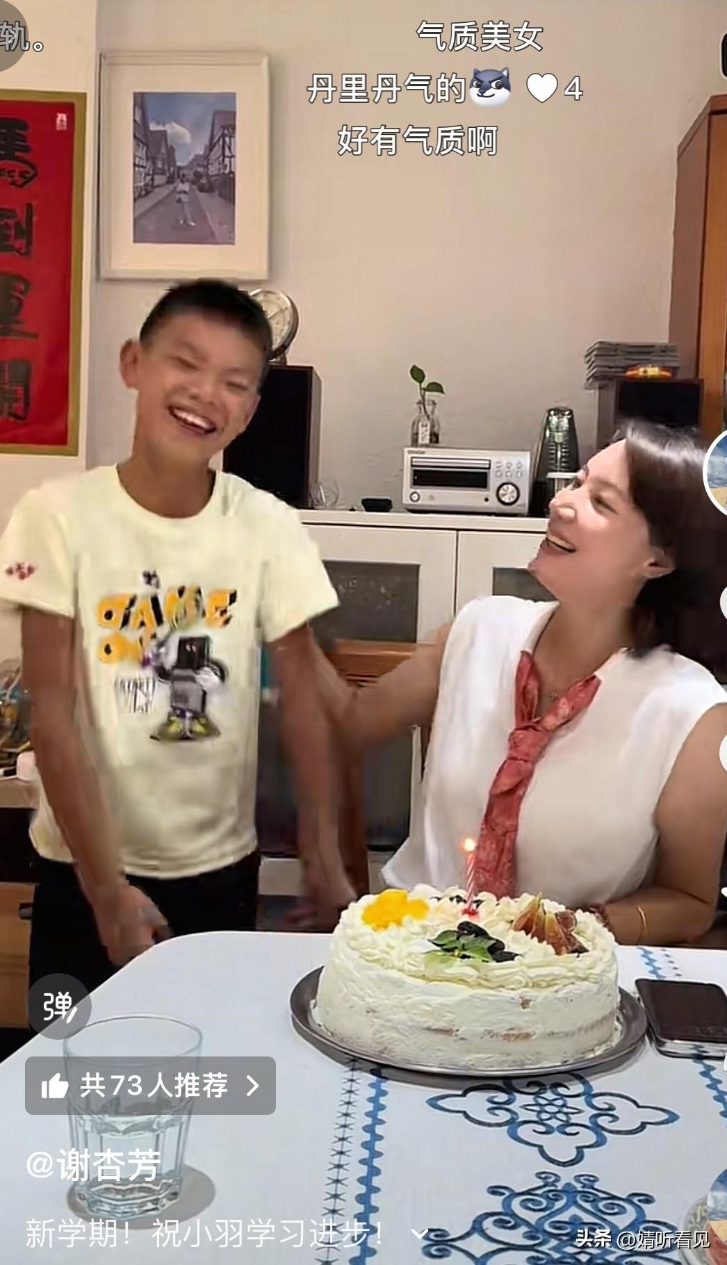 发现没有？

谢杏芳越来越漂亮和大气明艳了！

日前她在西班牙和朋友度过45岁生