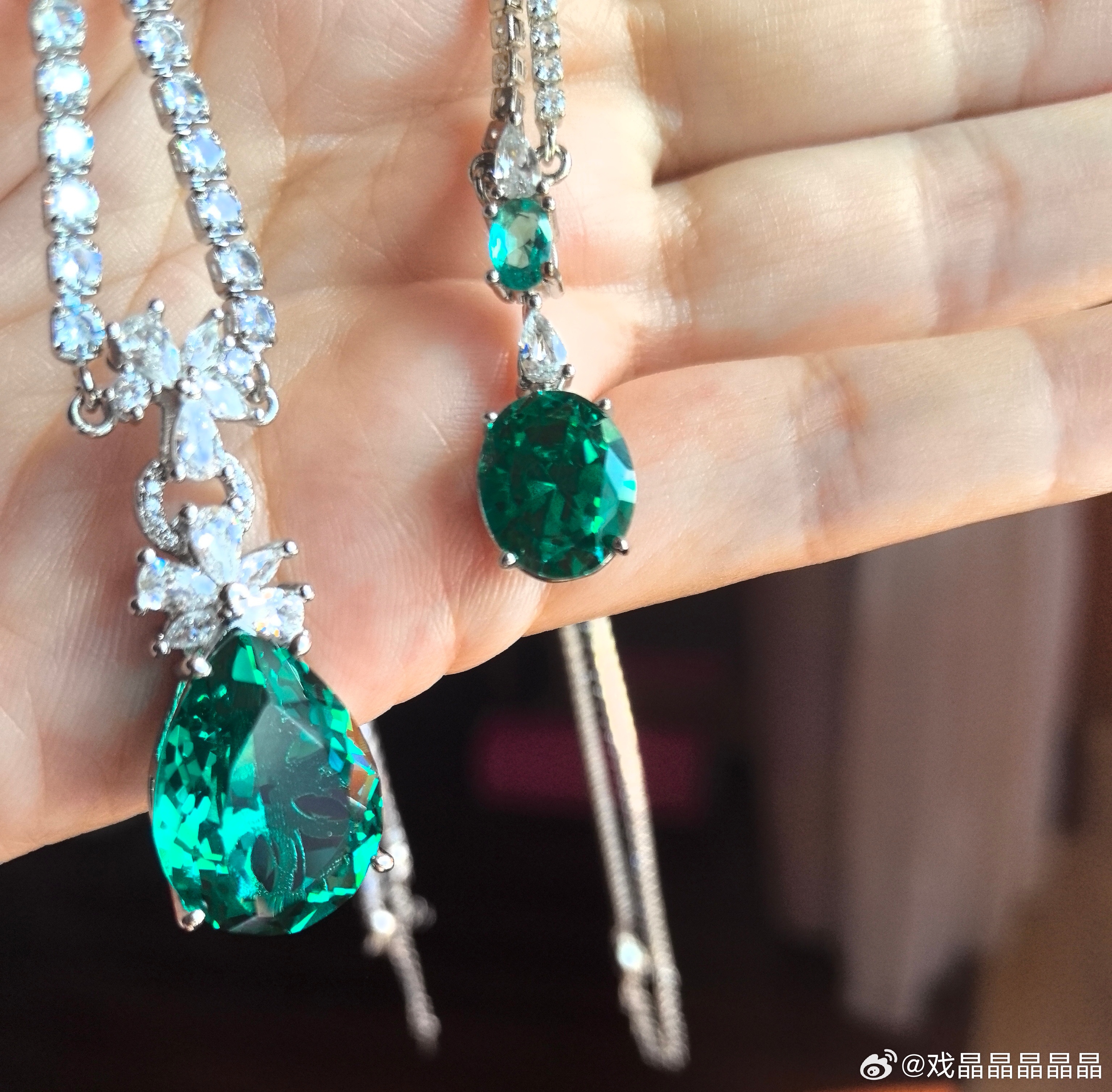 春天适合戴绿色的项链。 