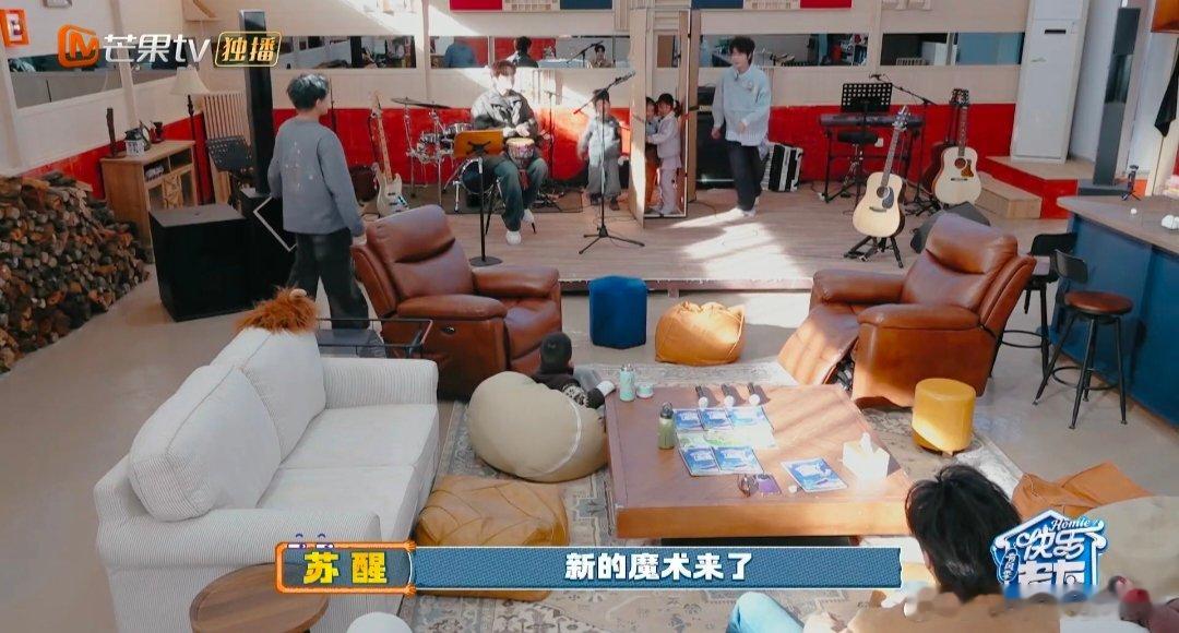 谁给苏醒在魔术界报班上了快乐老友记 隔空吸牛奶+画纸变鸽+空袋变花，魔术三连击直