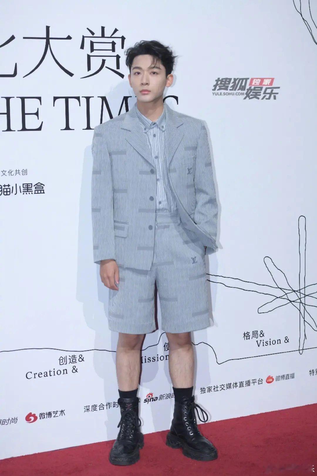 张晚意这个造型真的让人眼前一黑。。 ​​​