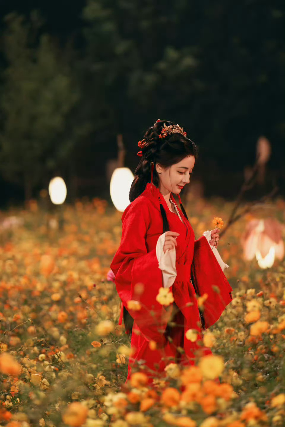 迪丽热巴花海红衣[求关注]这个红衣巴巴好美~~果然浓颜大美女就适合明艳的颜色[女