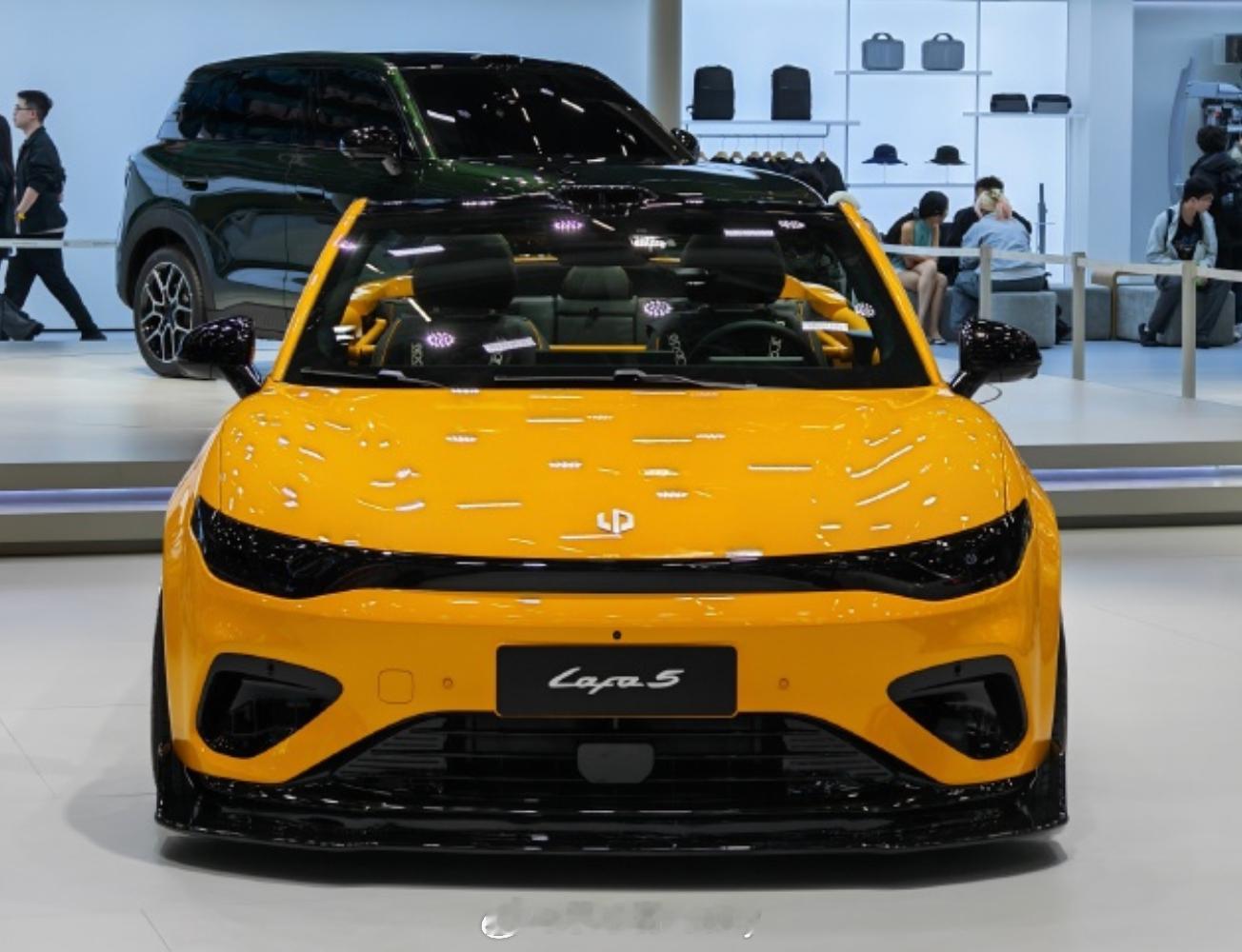 跟一个朋友在零跑展台聊了聊Lafa5这车我还没试过，车展静态看了我认为ta的同类