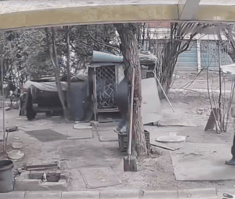 大过年的，连云港这事儿真他喵的让人火大！俩熊孩子，一个穿白衣一个穿黑衣，大半夜不