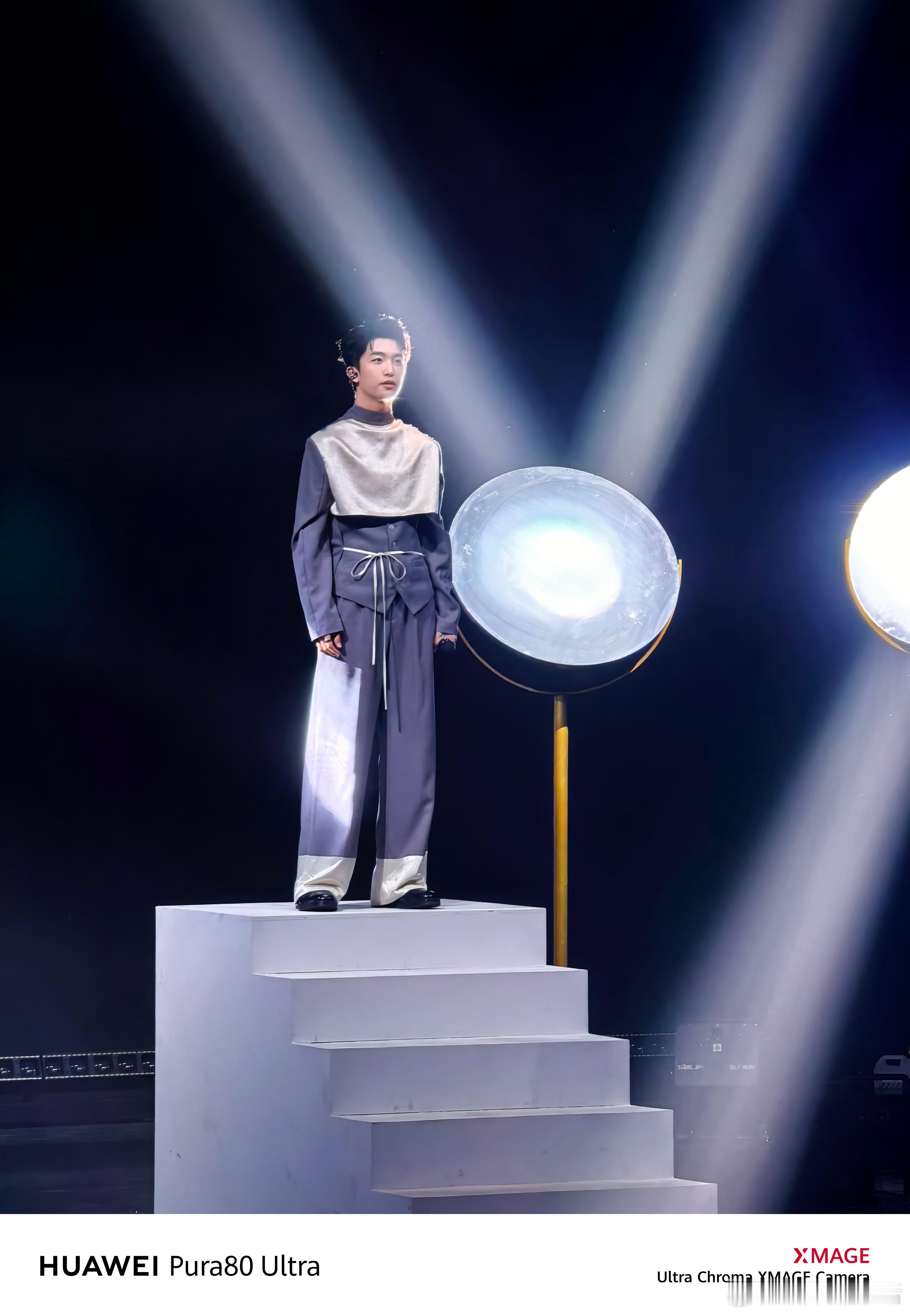 全新追星神器的舞台实拍样张来了，在这么复杂的舞台光线下都能清晰捕捉到黄子弘凡神颜