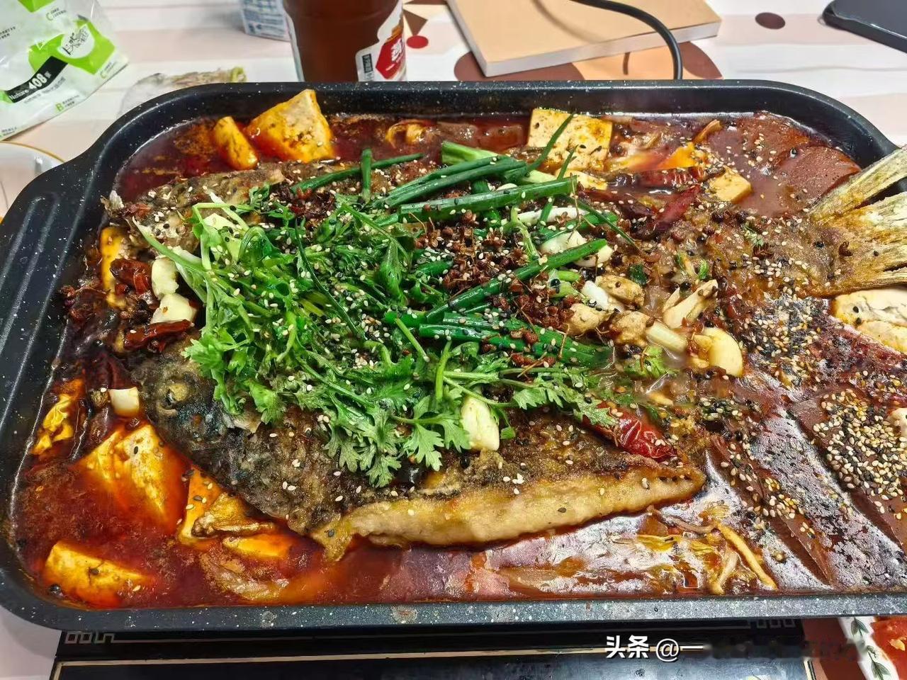 秋日的快乐，从一桌热气腾腾的家常烤鱼开始。不用下馆子，在家也能复刻出满满的烟火滋